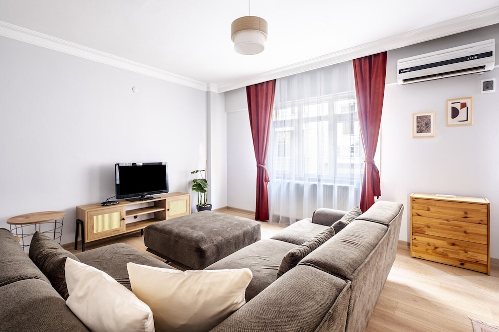 Colorful and Central Flat With Balcony in Besiktas