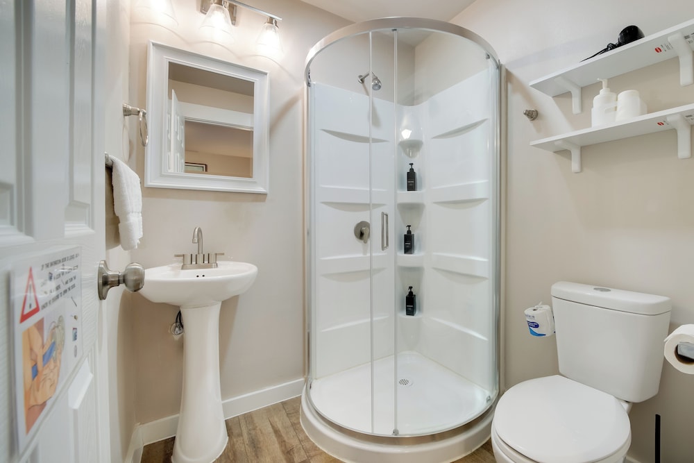 2 Mi to Lumen Field! 2nd-floor Apartment w/ Deck