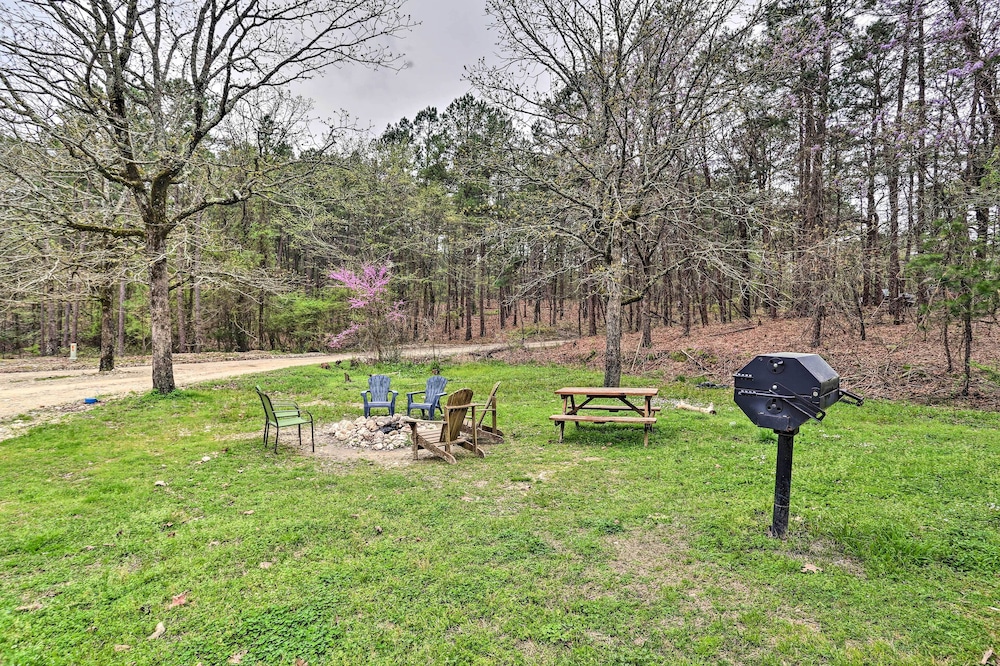 Rustic Cabin w/ Hot Tub Near Broken Bow Lake! view 5