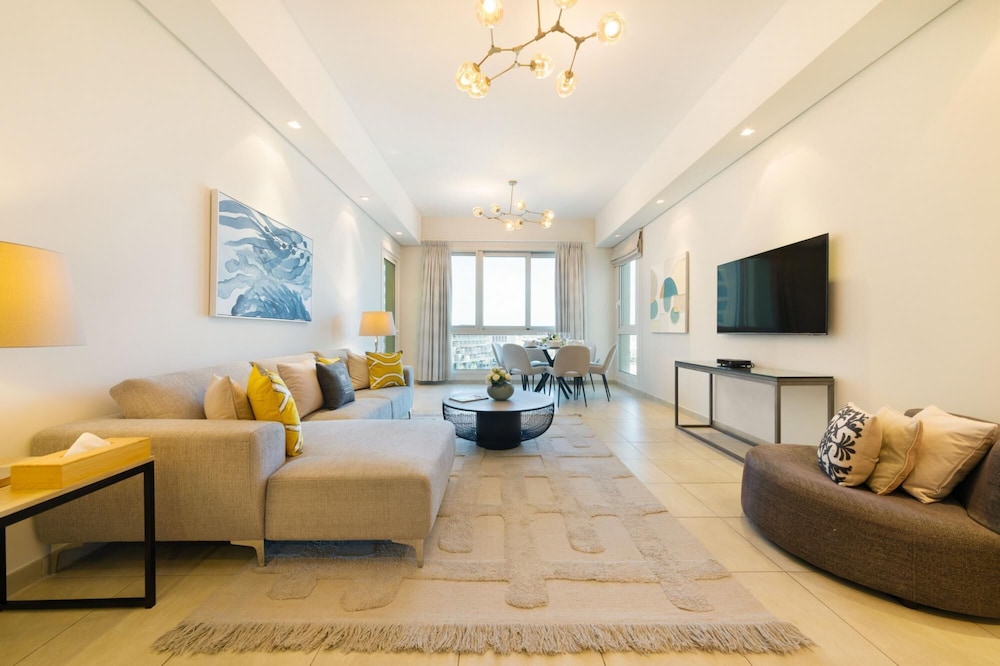 Exclusive Apt w Seafront Views Over Palm Jumeirah