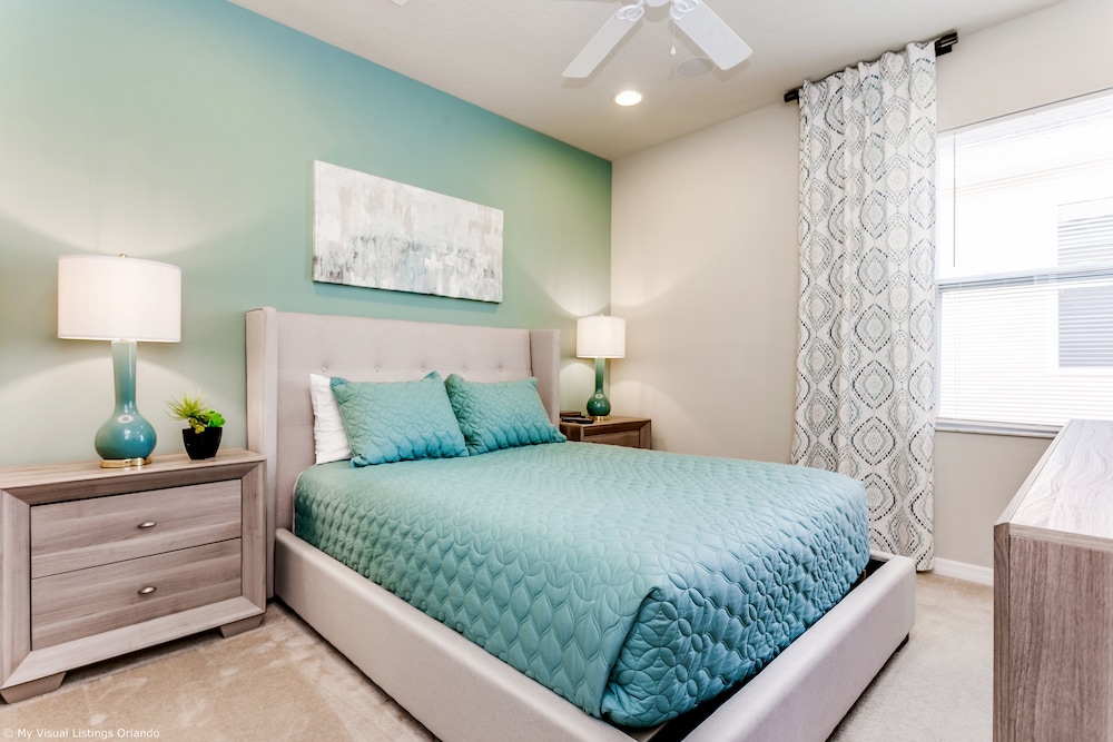 Spacious Home w/ Private Pool/spa! Sleeps 21