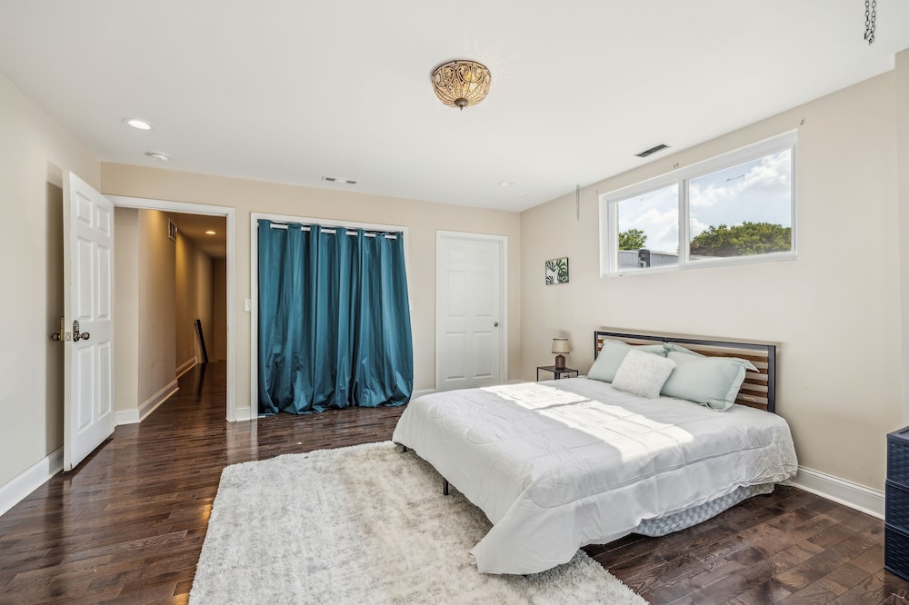 Elegant 5br Townhome In Prime Location 5 Bedroom Townhouse by RedAwning view 3