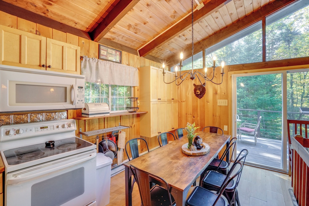 Treehouse Chalet Near Mt. Snow w/ On-site Trails!