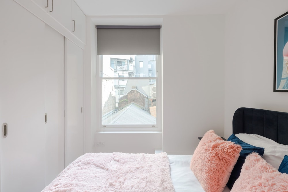 Flirty Chambers - Fitzrovia - by Frankie Says