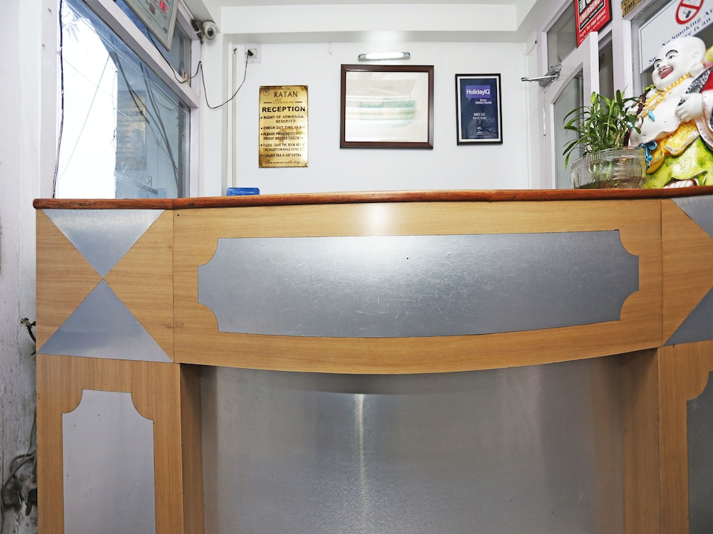 OYO 18568 Ratan Hotel