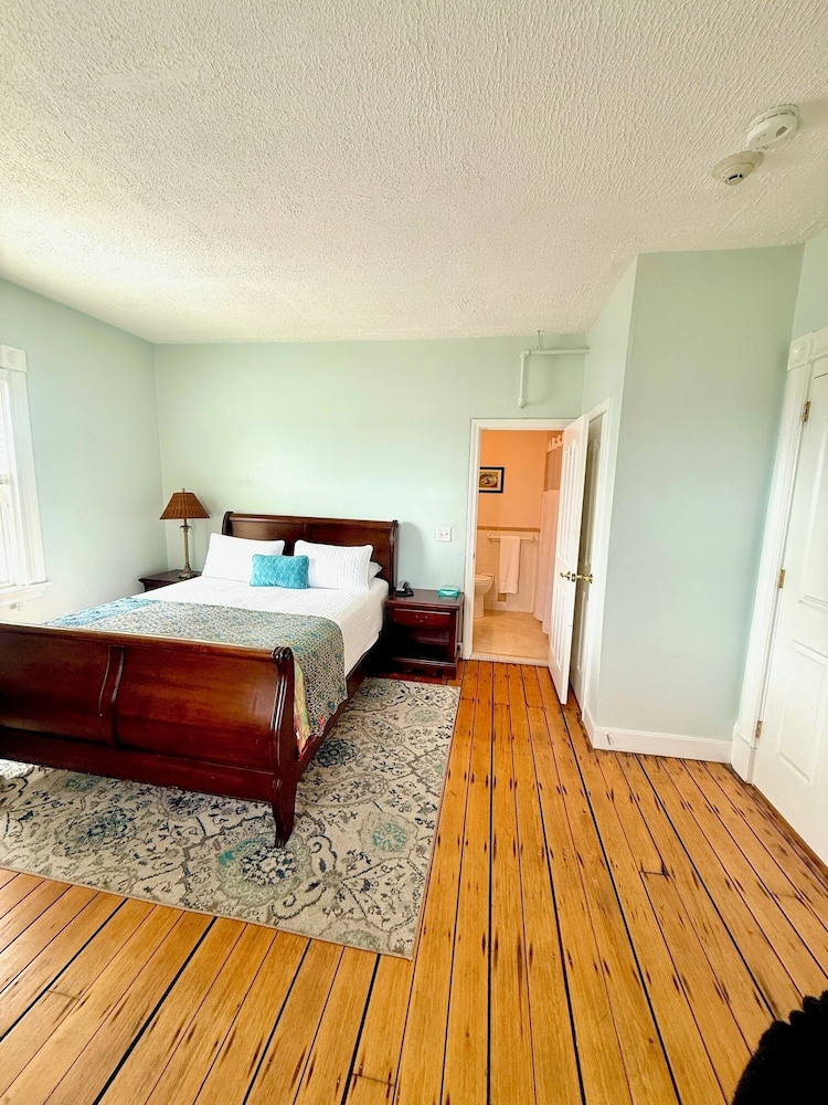 The Glen Cove Hotel & Restaurant