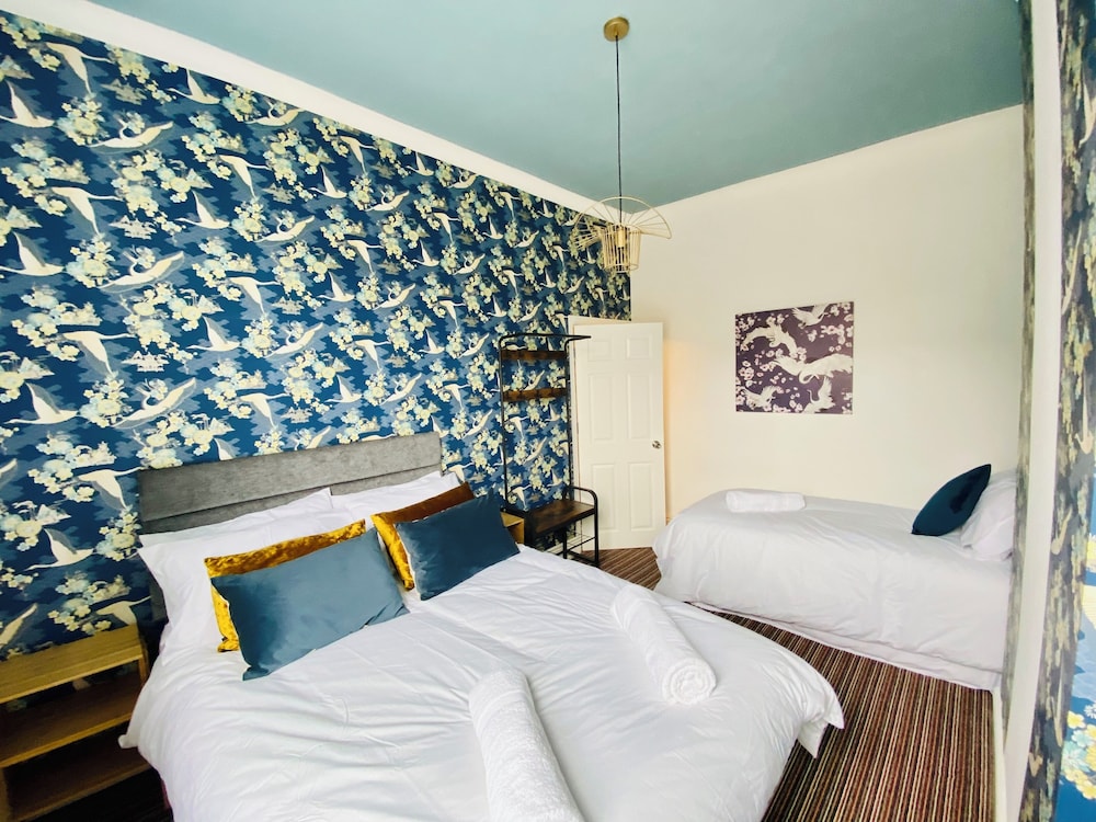 Blackpool - 4 Beds - Sleeps 10 - Pet Friendly
