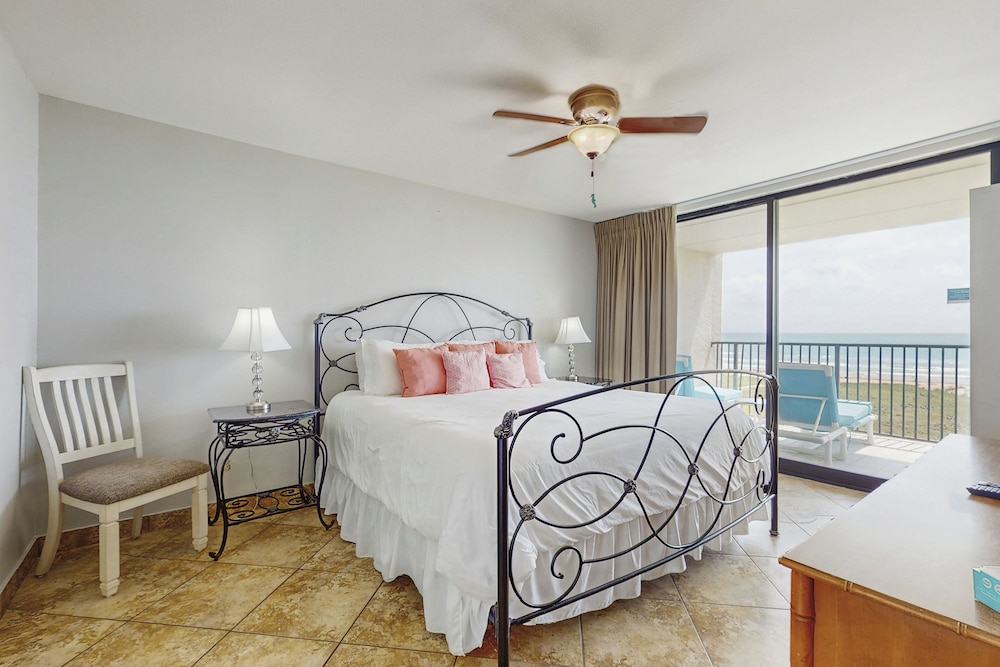 3BR Beachfront Condo w/ Pools & Balcony