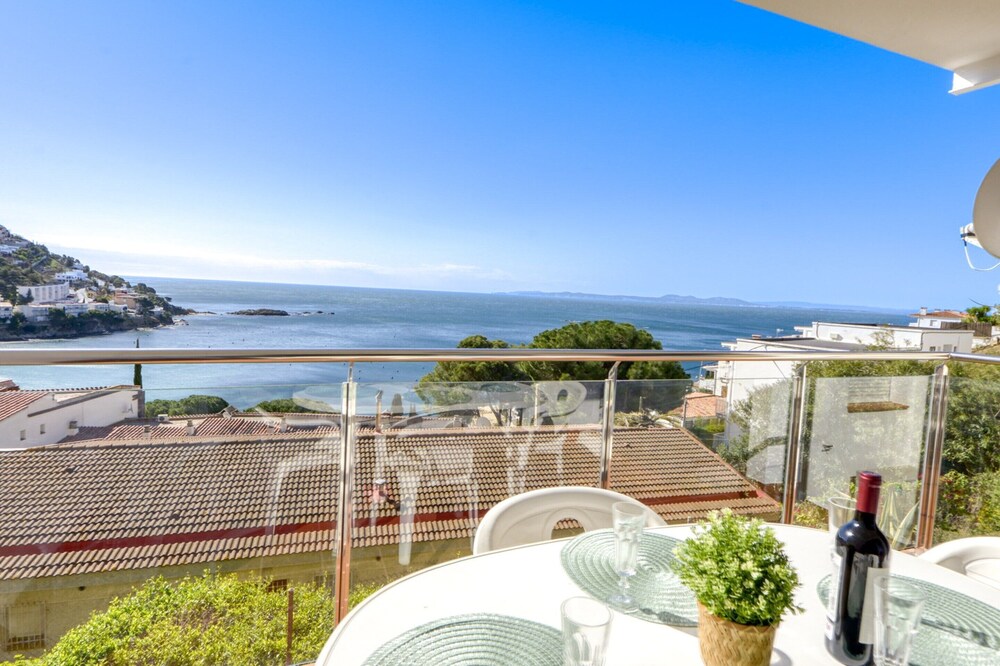 Apartment in Rosas Near Playa de Canyelles