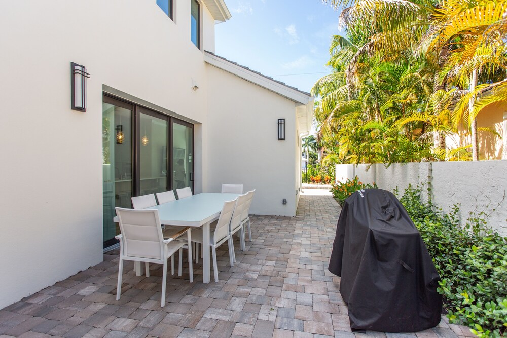 Sorrento Luxury Vacation Home: Expansive 5-Bedroom, 4.5-Bath Retreat with Private Pool, Hot Tub, and Pet-Friendly Accommodations – Just a Short Walk from S