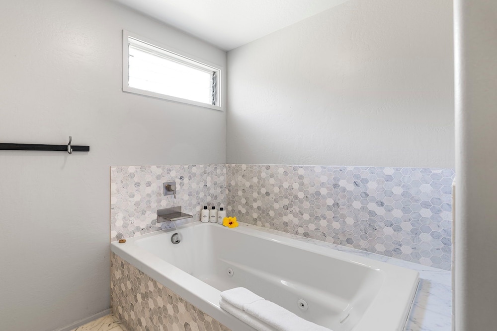 Oceanfront Kanaloa Condo - Pools, Hot Tubs & Sunset Views- Vrkcv