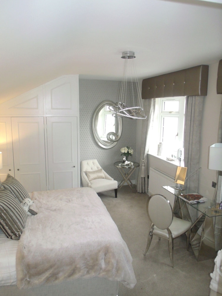 Knutsford Vacations - The Dog at Peover - Property Image 2