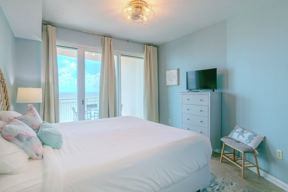 Relax in This Beautifully Cozy 2-bedroom, 2 Bathroom Condo. Sleeps 6!!