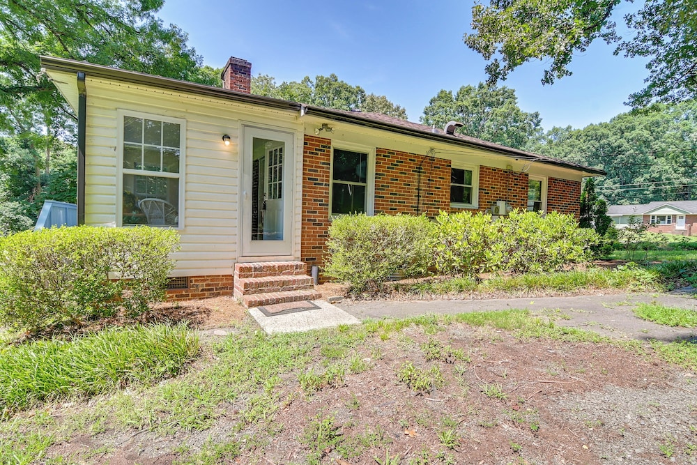 6 Mi to Uptown: Pet-friendly Home in Charlotte