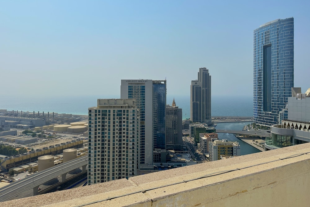 Studio w Balcony &RoofTop Pool in Marina