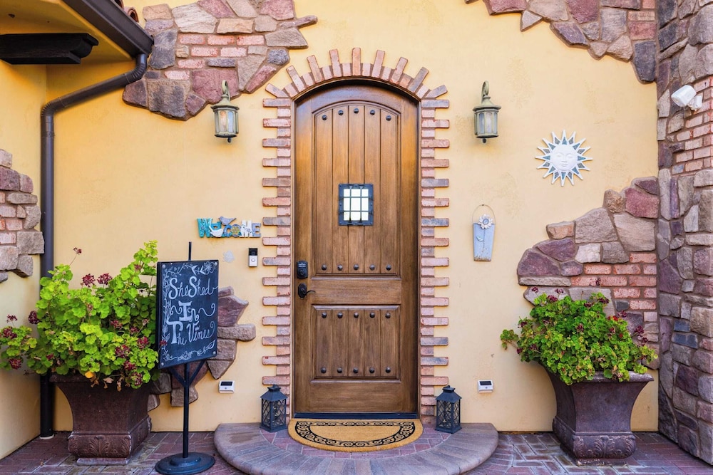 2 Homes in Bella Vista Rd by Avantstay Sleeps 8, Vineyard Views, Patios & Fireplace in Temecula Wine Trail