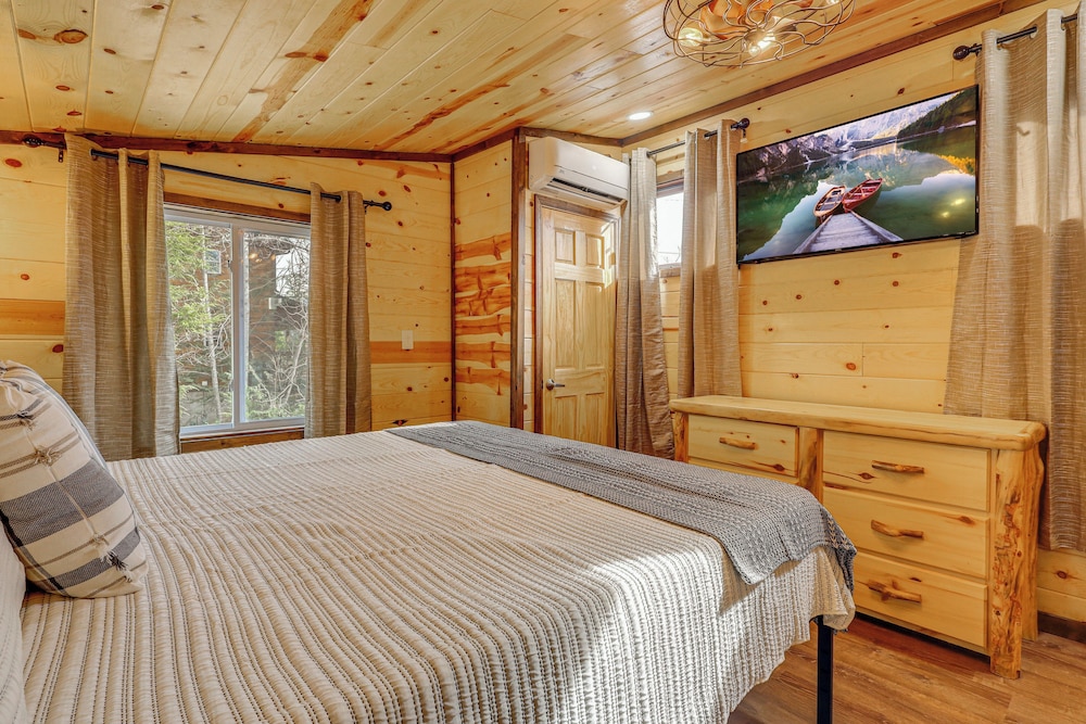 Family-friendly Cabin w/ Hot Tub in Gatlinburg!