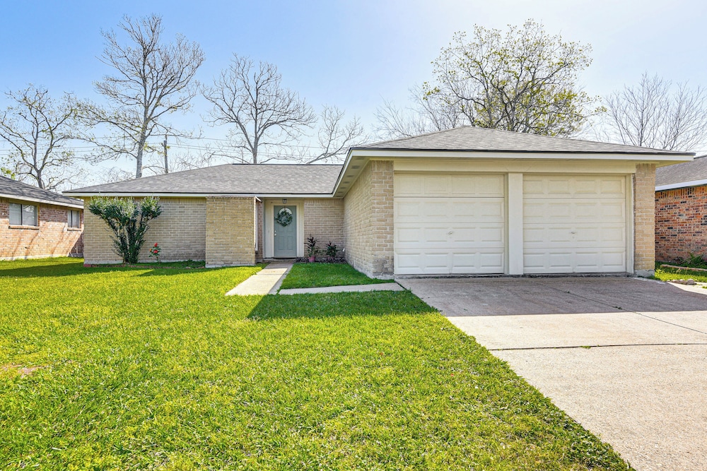 6 Mi to Clear Lake: Family Home w/ Patio & Yard