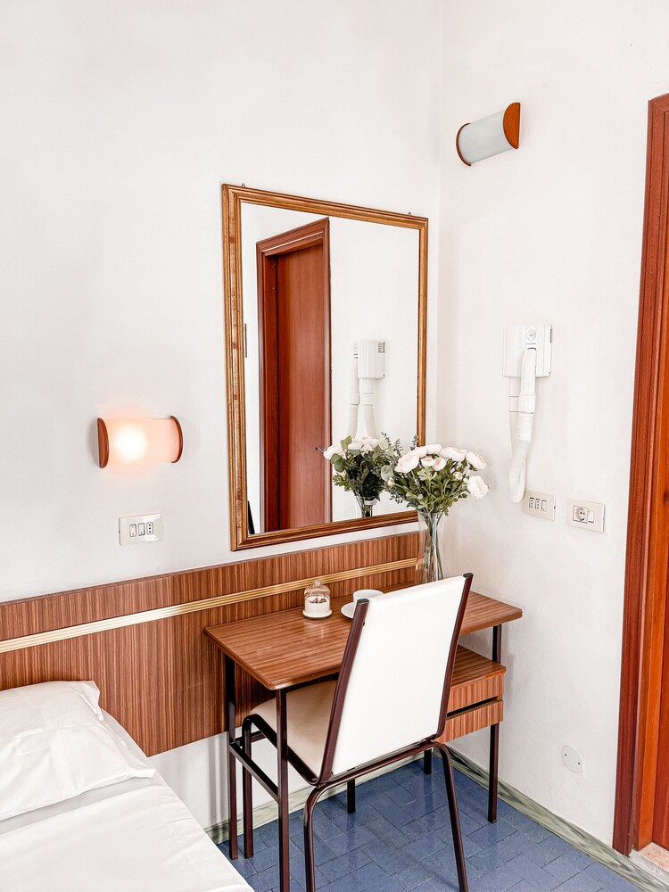 Hotel Sara - 4 Guests Room - n 7 photo 3