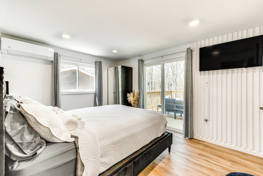 Lake & Beach Access: Bbq-ready Poconos Retreat!