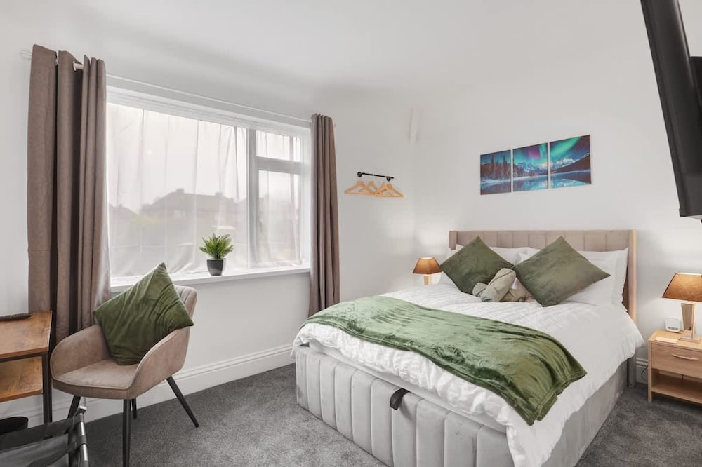 3 Bedroom House With Free Parking