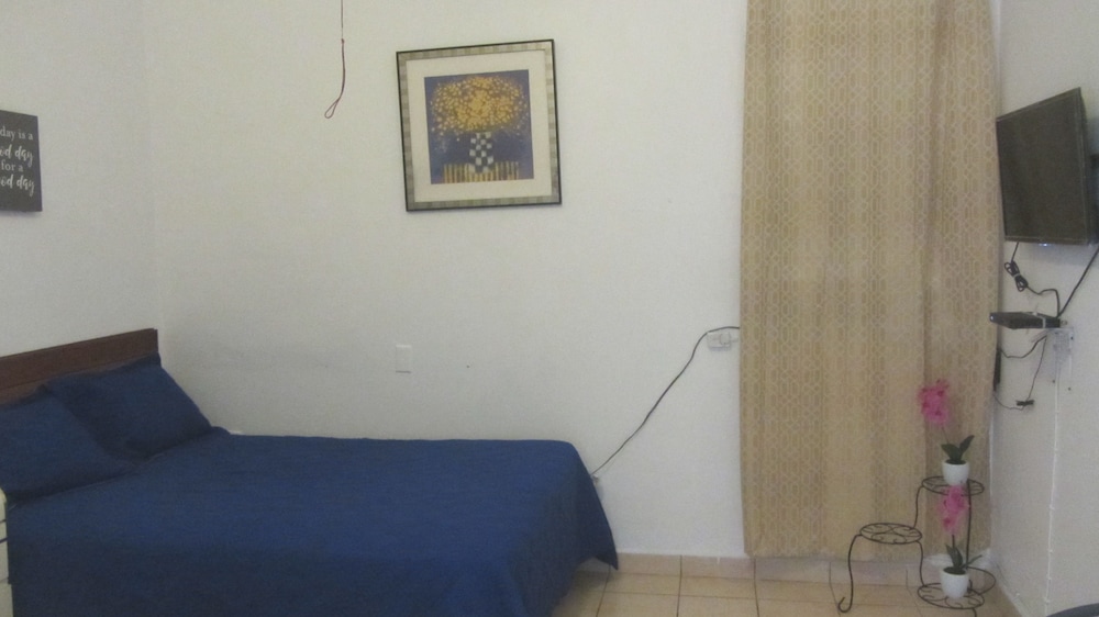 Henry's GuestHouse - Hostel