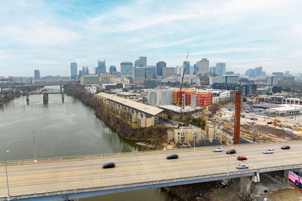 Cumberland River Views Walk to Broadway Downtown Stadium Rockin Riverfront