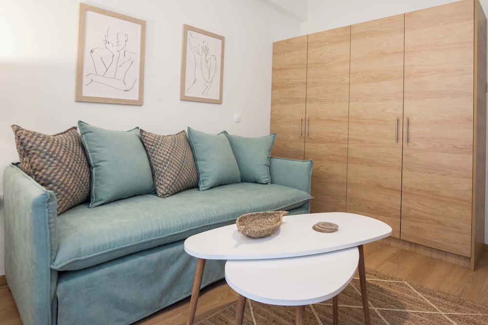 Fresh Urban Apt with Balcony in Zografou