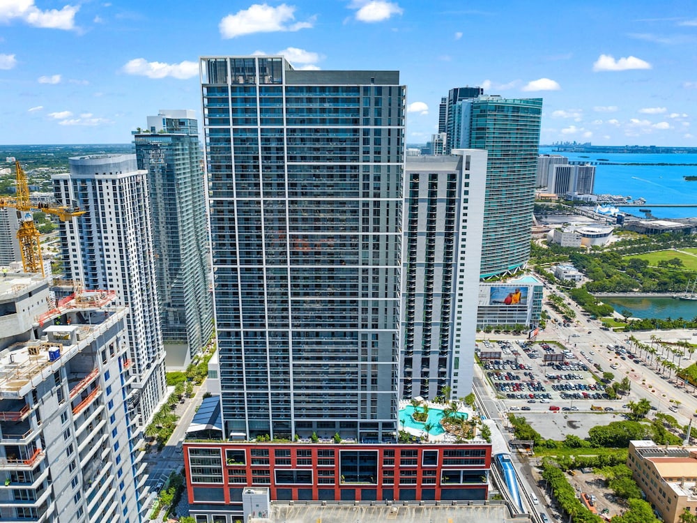 Luxury PH 51st Floor City Views