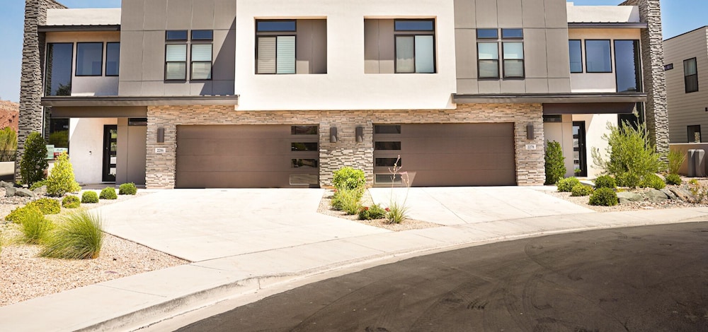 A Hole In One 15 Bedroom Home