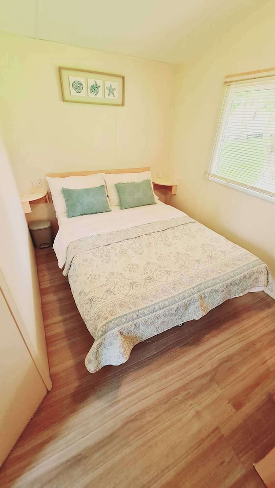 3-bed Cabin, Sleeps 6 With Pool & 5 Mins to Beach