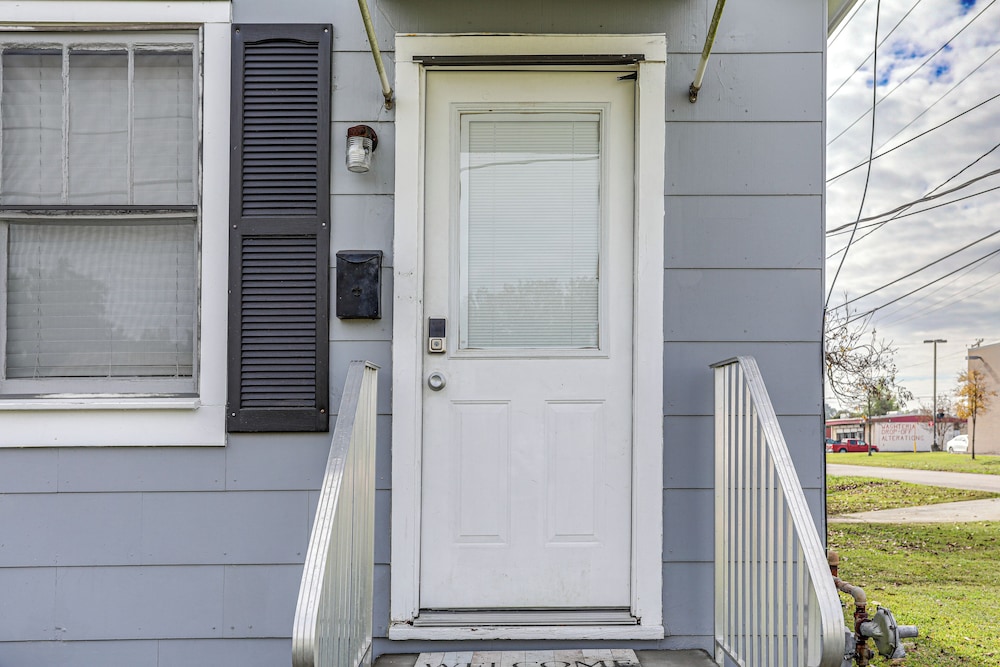 4 Mi to Baton Rouge: Charming Duplex Apartment