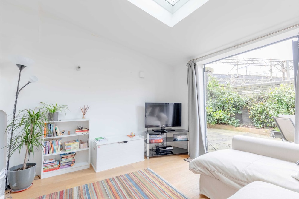 Homely 2BD Flat W/private Patio Near Maida Vale!