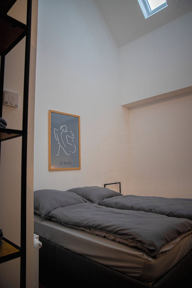 Moderne Stadt Zimmer mit eigenem Bad