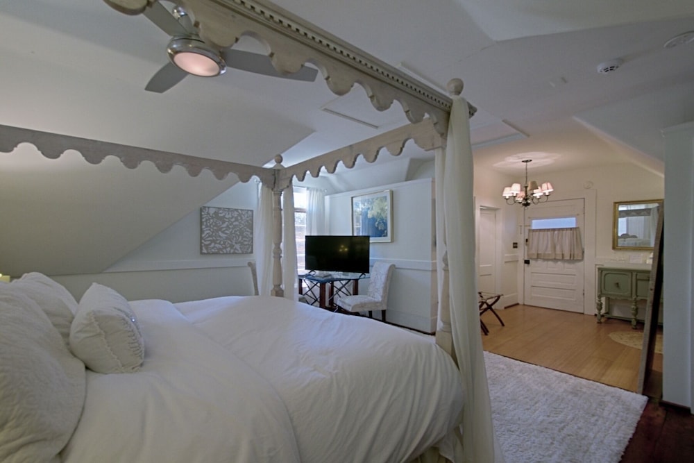 Chesnut Cottage Inn