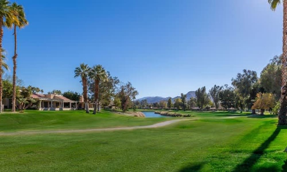 Stylish Condo With Golf Course Views