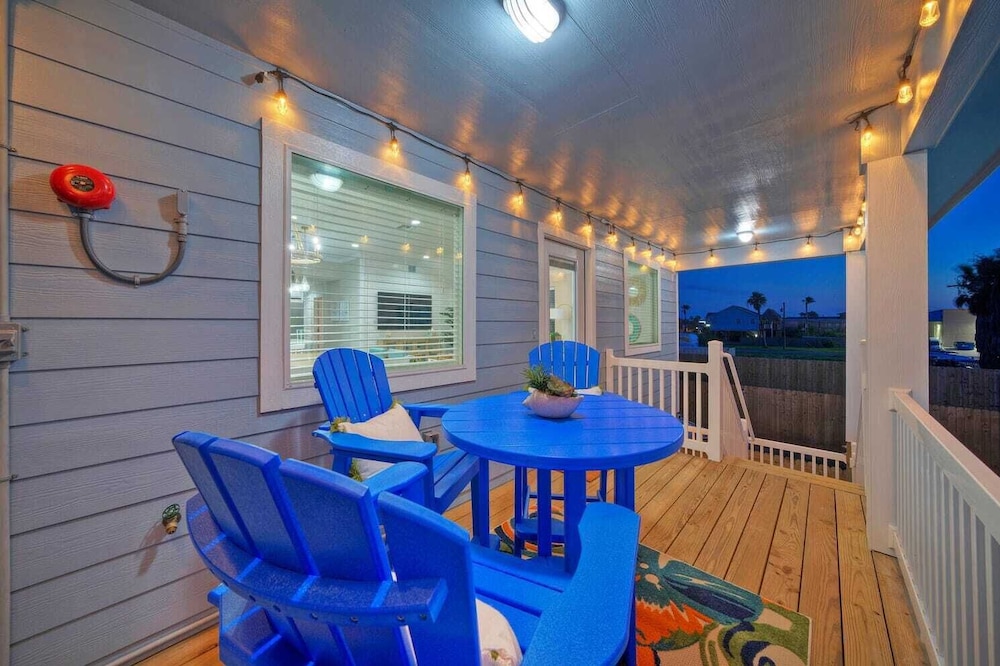 Sleeps 16 2 Homes, Priv Pool, Ping-pong 1block to Alister St. Shops & Dining