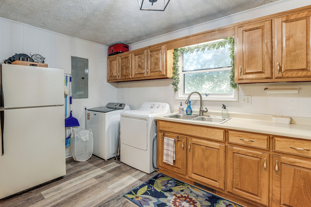 Hiwassee River Gem w/ Huge Decks: Great for Groups