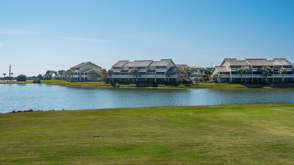 Sleeps 8 w/ Resort Pools, Tennis, Golf & Beach Access + Attraction Tickets!