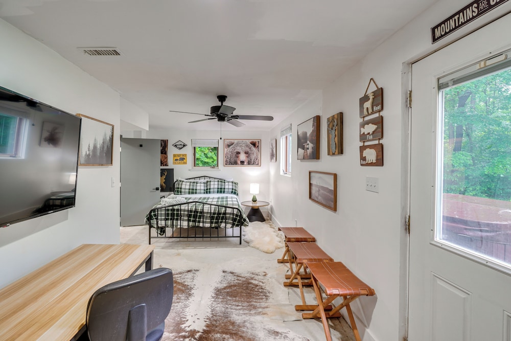 Hot Tub & Theater Room: Getaway in Falling Waters