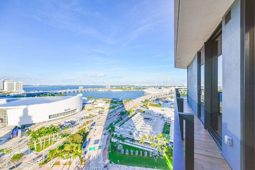 Front Row Bay Views from your Apt