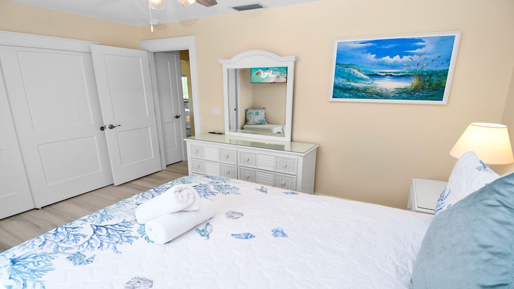 Just Chill Modern Canal Villa w Heated Pool