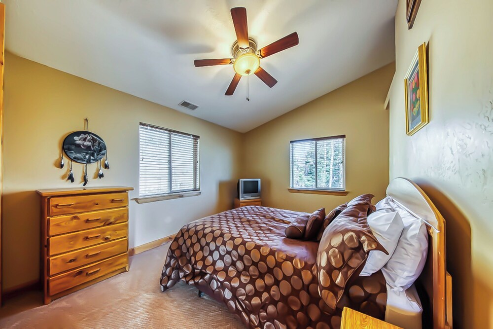 Cozy 4BR Mountain View Fireplace Deck
