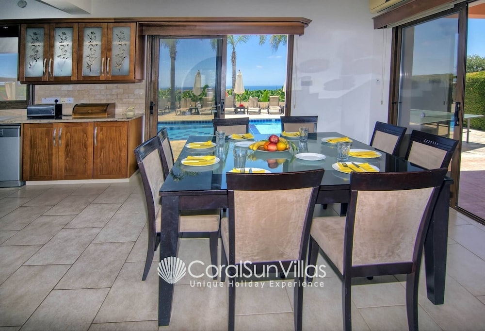 Family Villa Short Walk To Coral Bay Strip 5 Min and Pub, Shops etc