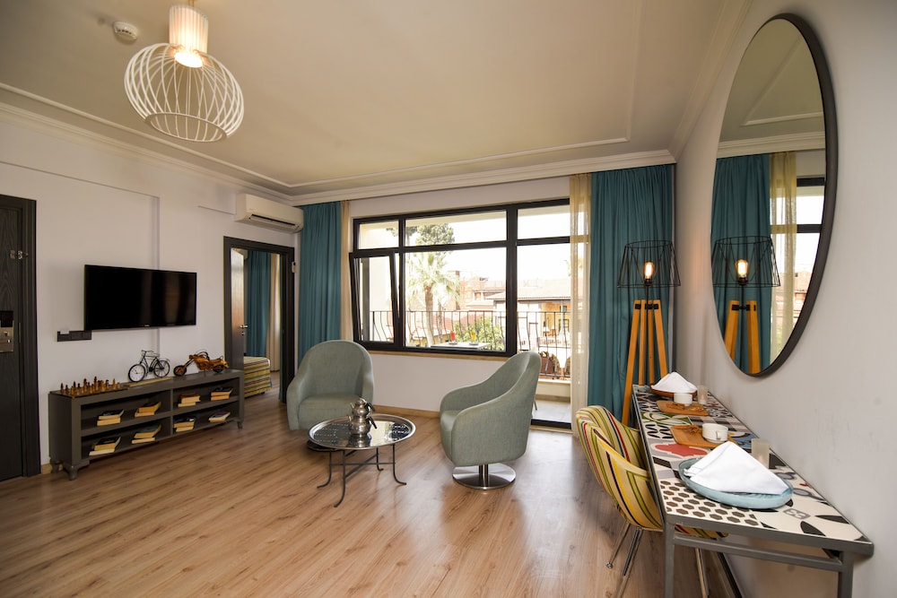 Lovely Flat with Sweet Balcony-ZAMBAK