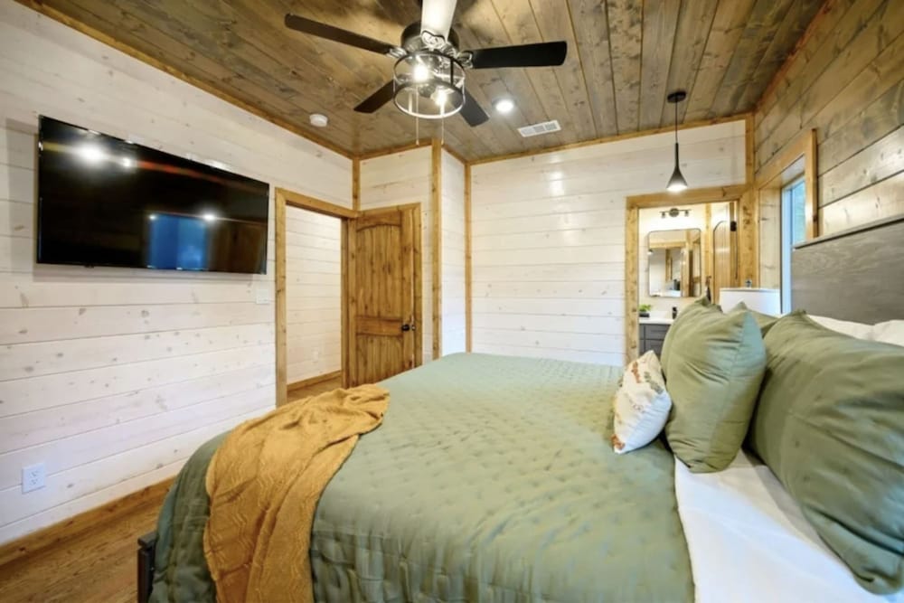 Whispering Winds Luxury Cabin in Hochatown