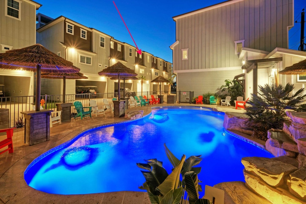 Sleeps 33! 4 Condos, Walk to the Beach, Resort-style Pool, Endless Summer Resort