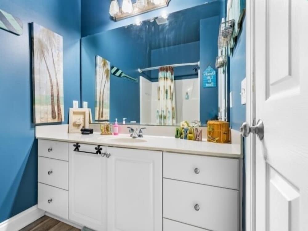 Atlantis Blue - Relaxing Beach Getaway Home Directly Across The Street From Beach Access! 5 Bedroom Home by RedAwning