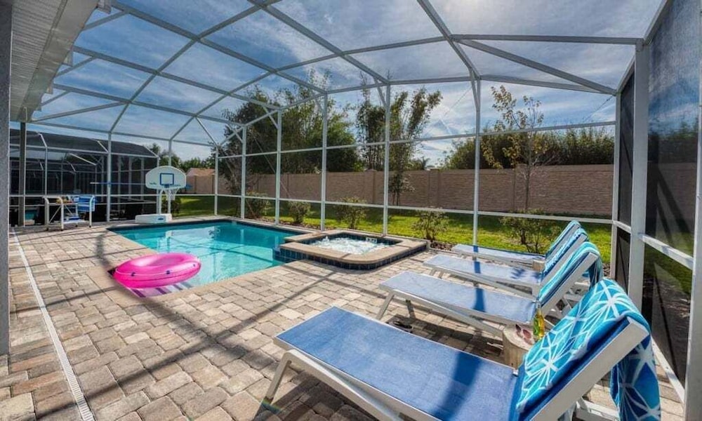 Spacious 5 Bed Pool Home With Game Room 5 Bedroom Home