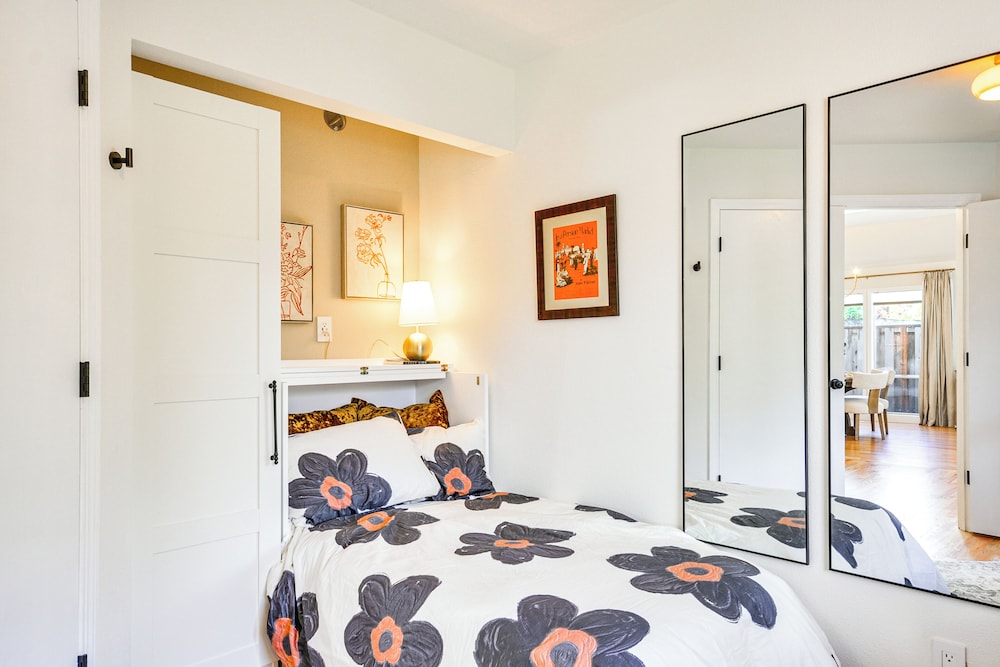 Near Shops & Cafes: Beaverton Haven w/ Luxe Decor!